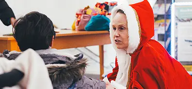 Frau-Nikolo-im-Amtshaus-mit-Kind