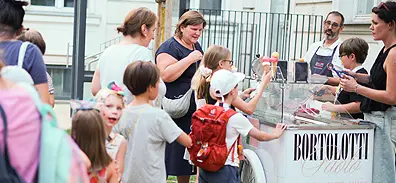 Kindersommer-Neuabu-Kinder-stellen-sich-für-ein-Eis-an