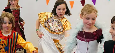 Kinder sind verkleidet und spielen auf dem Neubauer Kinderfaschingsfest